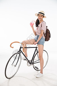 表现积极交通方式愉悦青年女孩骑车旅行高清图片
