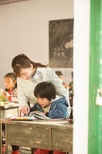 知识课桌儿童乡村女教师和小学生在教室里图片