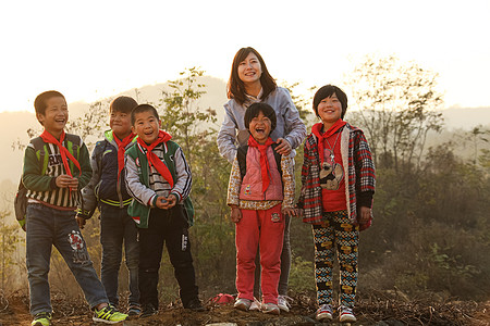 童年女人小学生乡村女教师和学生在户外图片