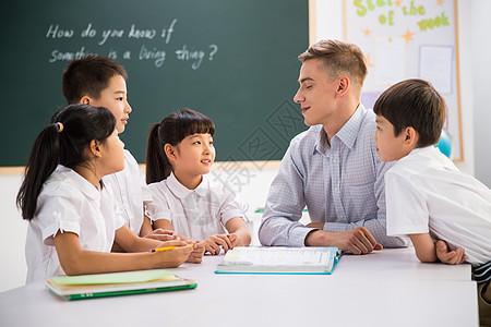 女孩希望国际学校教师和小学生在教室里图片