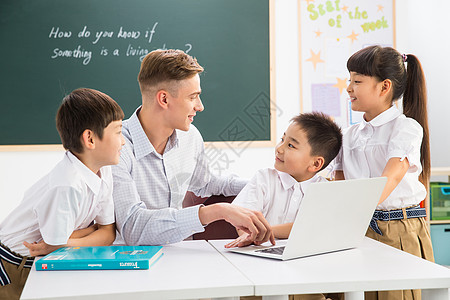 国际青年日休闲装户内黑板教师和小学生在教室里背景