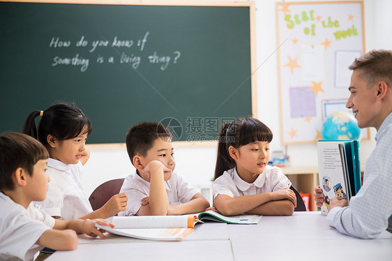 白昼智慧未成年学生教师和小学生在教室里图片