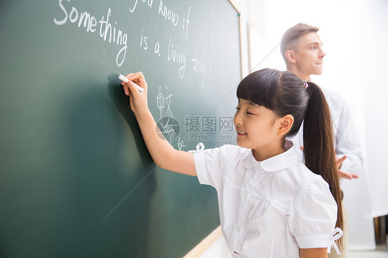 男人教室渴望老师在指导小学生学习图片