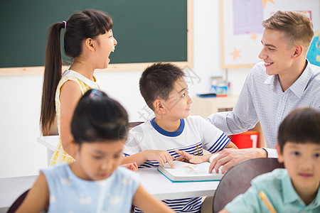 书成长教育教师和小学生在教室里图片