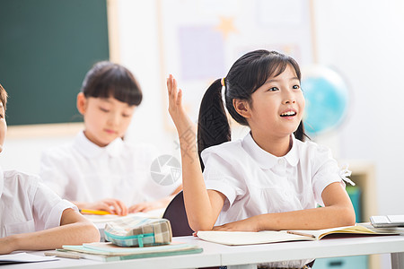 课堂快乐小学女生小学生在教室里学习图片