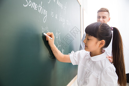 学龄儿童相伴梦想老师在指导小学生学习高清图片