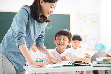 黑板人25岁到29岁老师和小学生们在教室里图片