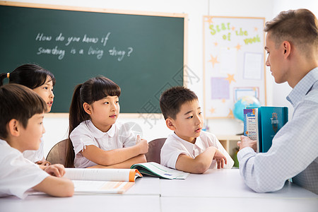 教师和小学生在教室里图片