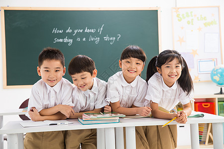 骄傲四个人小学女生小学生在教室里学习图片