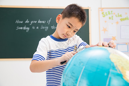 小学男生在教室里图片