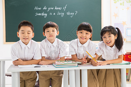 智慧户内彩色图片小学生在教室里学习图片