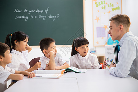 人老师青年人教师和小学生在教室里图片