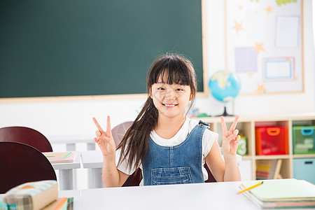 小学生半身像教育小学女生在教室里图片