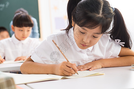 渴望小学女生女孩小学生在教室里学习高清图片