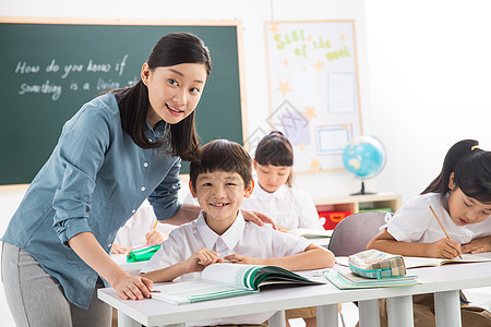 老师和小学生们在教室里图片