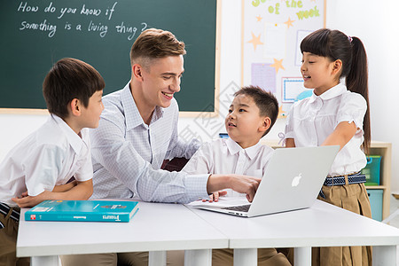 教师和小学生在教室里图片