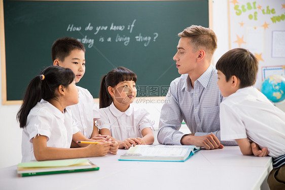 学校东方人科学教师和小学生在教室里图片