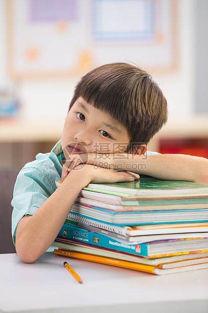 小学生在教室图片