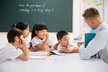 教室里的儿童节教师和小学生在教室里背景