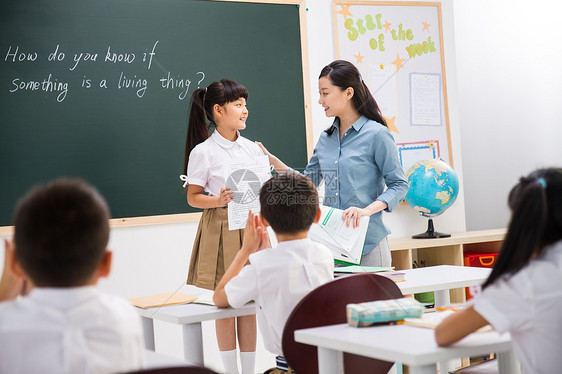 老师和小学生们在教室里图片