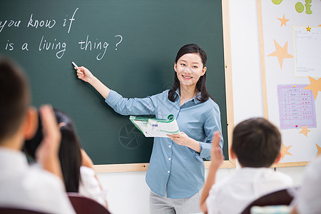 六一儿童节快乐老师和小学生们在教室里背景