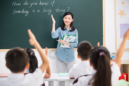 贡献东亚教师老师和小学生们在教室里图片