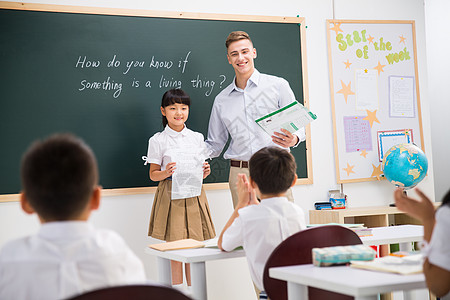 东亚讲解梦想教师和小学生在教室里图片