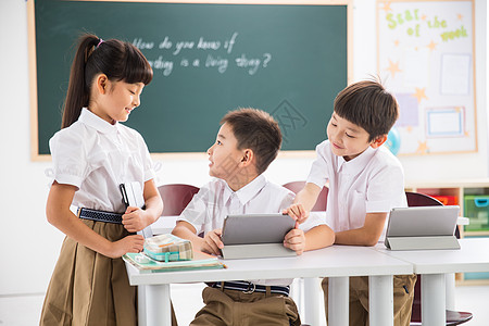 智慧产品摄影小学女生小学生在使用平板电脑背景