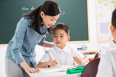 亚洲户内成长老师和小学生们在教室里图片