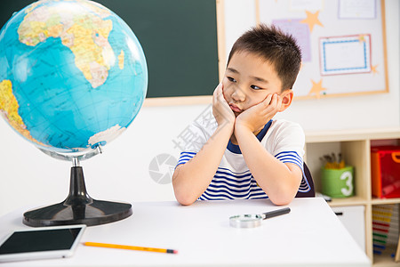 在校生幸福童年小学男生在教室里图片