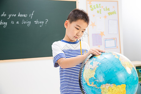 孩子上课可爱的几何形状学校小学男生在教室里背景