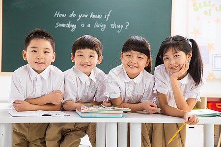 四个男孩四个人亚洲人书小学生在教室里学习背景