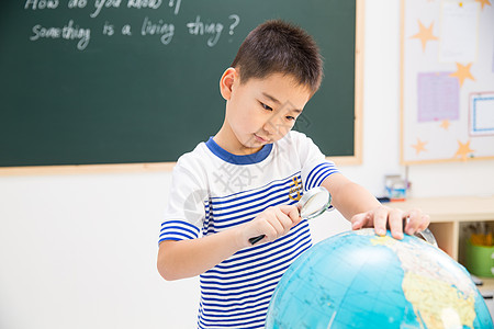 好奇心骄傲仅男孩小学男生在教室里图片