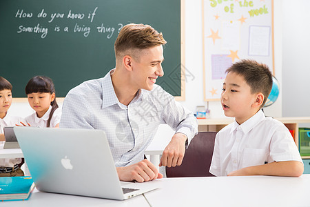 成年人青年人信心教师和小学生在教室里图片