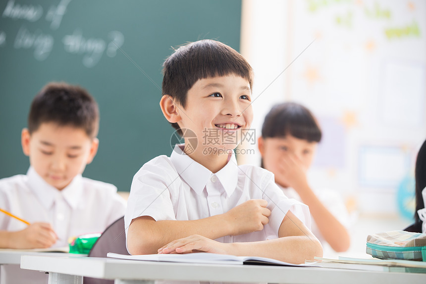 微笑的校服表现积极小学生在教室里学习图片