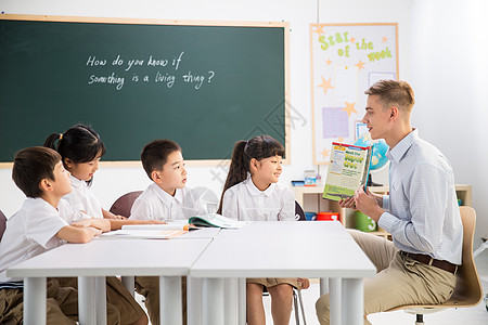 中国国际进口博览会休闲装享乐乐趣教师和小学生在教室里背景