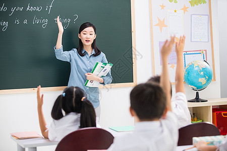 学习快乐童年老师和小学生们在教室里图片