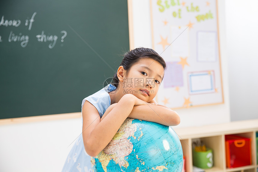 半身像几何形状童年小学女生在教室里图片