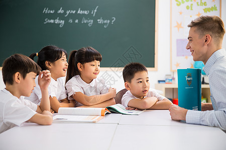 儿童户内休闲装教师和小学生在教室里图片