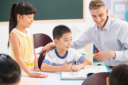 国际青年日彩色图片户内五个人教师和小学生在教室里背景