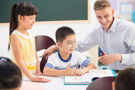 彩色图片户内五个人教师和小学生在教室里图片