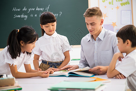 外教老师和小学生在教室里图片