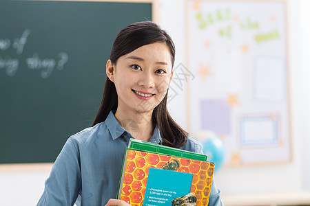 教育业职位仅一个青年女人半身像老师站在教室的黑板前图片
