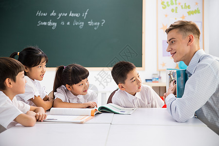 教室里的小学生外教老师和小学生在教室里背景