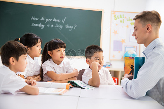 外教老师和小学生在教室里图片