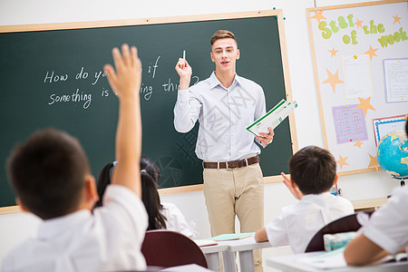 教师和小学生在教室里图片