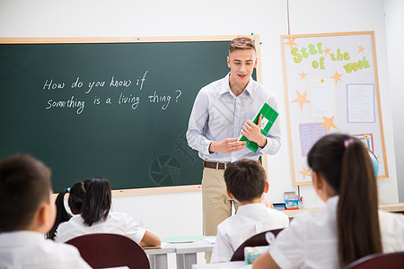 教师和小学生在教室里图片