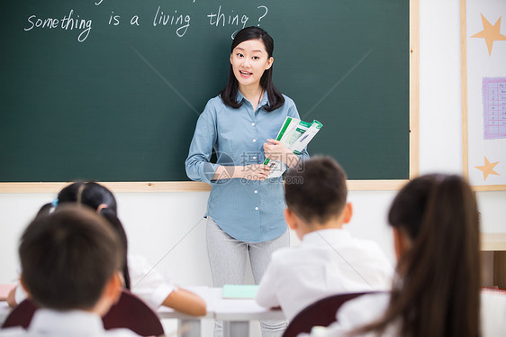 老师和小学生们在教室里图片