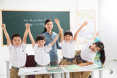 教科书课桌笑老师和小学生们在教室里图片