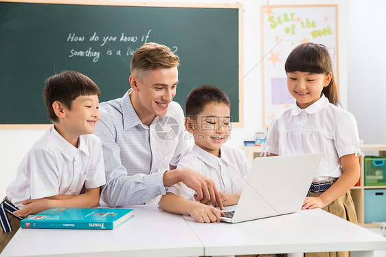 户内白昼可爱的教师和小学生在教室里图片